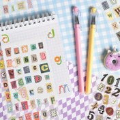 Resim 6 Sayfa Vintage Esinli Alfabe ve Sayı Çıkartmaları - Günlükler, Scrapbooklar, Zarf ve Hediyeler için Renkli DIY Dekoratif Çıkartmalar - Mat Bitişli Kendinden Yapışkanlı PVC, Karışık Renkler, Yaratıcı Tipografi Tasarımlar, Scrapbook Çıkartmaları 