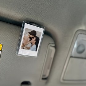 Resim Acrylic Araba Güneşlik Fotoğraf Çerçevesi - Dayanıklı PMMA Malzeme, Çiftler ve Evcil Hayvan Hatıraları için Mükemmel, Sevgili Anılar için Kolay Kurulumlu Gösterge Paneli Aksesuarı 