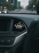 Resim ÇiçekAntalya Prenses Tacı İnci ve Taş Detaylı Gümüş Parlayan Taç Tasarımlı Araç Izgara Süsü 