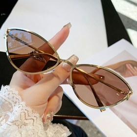 Resim Kadınların gözlükleri, hafif dekoratif gözlükler, hem rahat hem de resmi kıyafetler için uygun, trend tasarım, benzersiz bir ürün, aksesuar koleksiyoncuları için olmazsa olmaz, yüksek kaliteli lensler, tasarımcı tarz. 