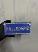 Resim Mavi Renk Üzeri Hologram Renk Hallederiz Yazılı Vantuzlu Cam Süsü 