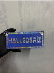 Resim Mavi Renk Üzeri Hologram Renk Hallederiz Yazılı Vantuzlu Cam Süsü 