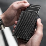 Resim Erkekler İçin RFID Engelleme Otomatik Cüzdan - Şık Siyah Karbon Fiber Tasarım, Metal Kart Tutucu, Günlük Kullanım için Güvenli Para Klipsi ve Kart Saklama | Dokulu Yüzey, Otomatik Kartlık 