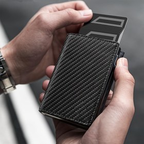 Resim Erkekler İçin RFID Engelleme Otomatik Cüzdan - Şık Siyah Karbon Fiber Tasarım, Metal Kart Tutucu, Günlük Kullanım için Güvenli Para Klipsi ve Kart Saklama | Dokulu Yüzey, Otomatik Kartlık 