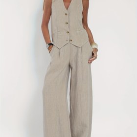 Resim Kadınların Şık İki Parça Seti: Elegant Bej V-Yaka Kolsuz Üst ile Cebi ve Geniş Bacaklı Pantolon, Polyester, Gündelik Giysi, Gündelik Giysi|V-Yaka Üst|Polyester Kumaş 