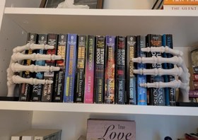 Resim HOUSETREND Dekoratif İskelet El Kitaplık kitap tutucu SAĞ+SOL Çift taraflı kitaplık dekorasyonu hediye sevimi şakacı biblo figür Skeleton Hand Bookstop 