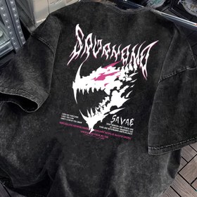 Resim Erkekler İçin Heavy Metal Grafik Tişört - Pembe Kırmızı Ejderha Desenli Siyah - Konser, Festival ve Günlük Giyim için Yumuşak Nefes Alabilen Tee - Bol Kesim Yuvarlak Yaka Gömlek - Metal Bandı Temel Parçası, Rock Grupları, Festival Kıyafeti, Cesur Baskı, Dayanıklı Malzeme, Kısa Kollu Üst, Müzik Hayranları, Sokak Stili, Yüksek Kalite Baskı, Streetwear Tutkunları 