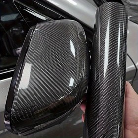 Resim 1 rulo 6D yüksek parlaklık siyah karbon fiber kaplamalı film, PVC malzeme, köpüksüz yapışkan, otomotiv iç mekanları ve motosiklet ile bilgisayar dekorasyonu için 