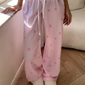 Resim Kadınların Şık Çizgili Bağcıklı Bol Kesim Düz Bacak Pantolonu, Pembe ve Beyaz Desenli, Elastik Bel, Hafif Polyester, Bahar/Yaz Rahat Giyim, Rahat Giyim | Rahat Fit Pantolon | Pürüzsüz Dokulu 