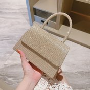 Resim Bir kadın için partiler, düğünler ve promlar için mükemmel bir gümüş renkli akşam elbisesi çantası. 