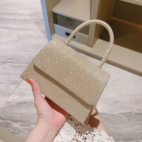 Resim Bir kadın için partiler, düğünler ve promlar için mükemmel bir gümüş renkli akşam elbisesi çantası. 