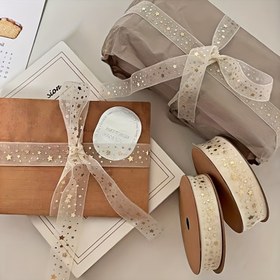 Resim Altın Folyo Yıldız Kurdele - 299.72cm Saten Hediye Sarma Kordonu, Plastik Kaplamalı Altın Yıldızlar ile DIY El İşleri, Dekoratif Bağlama ve Zarif Hediye Paketleme için, Şık Süsleme Malzemeleri, Pürüzsüz Dokulu 