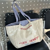 Resim Kırmızı ve Mavi Çizgili Saplı 1 Adet Trend Beyaz Tote Çanta - Nakışlı "EVET Tatlım" Yazısı, Günlük Kullanım İçin Geniş Omuz Çantası, Kadın Moda Aksesuarları için Mükemmel, Günlük Taşıma Çantası 