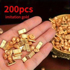 Resim 200 adet minyatür altın bar seti, altın külçeler olarak tasarlanmış, DIY dekorasyon için mükemmel, ultra gerçekçi detaylara sahip, katı plastikten yapılmışır ve elektrokaplama işlemi ile dayanıklılık ve solmazlık sağlanmıştır. 