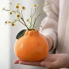 Resim 1 Adet Turuncu Narenciye Şekilli Vazo - Yeşil Yapraklar ve Beyaz Çiçekler ile Sanatsal Hidroponik Saksı, Dayanıklı Plastik İç Mekan Dekoru, Elektriksiz, Masaüstü Sergileme, Eğlenceli Tasarım, El Yapımı Görünüm, Bitki Tutucu, Ofis Dekorasyonu, Hediye Seçeneği, Stil Sahibi Zanaatkarlık, Sahte Yeşillik, Ofis Çalışanlar için 