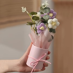 Resim El yapımı tığ işi buket pembe vazo ile birlikte - 5 adet tığ işi çiçek, kumaş, hediye kağıdı ve dekoratif kurdele içerir - Anneler Günü, Sevgililer Günü, doğum günü veya yıldönümü hediyesi için mükemmel - Bahar ev dekorasyonu, tığ işi malzemeleri 