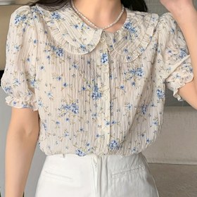 Resim Kadınların Çiçek Desenli Kısa Kollu Bluzu - Ruffled Yaka ile Hafif Düğmeli Gömlek, Bahar/Yaz Gezileri, Günlük Giyim Bluzu için Mükemmel | Ruffled Yaka Gömlek | Parlak Dokulu 