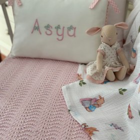 Resim Fiyonklu Harfler Dekoratif Bebek Yastığı - Fırfırlı / Lila 