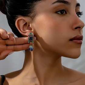 Resim Günlük ve parti gibi durumlar için çok yönlü olan, imitasyon jade inlayi, paslanmaz çelik kulak iğnesi ile birlikte kullanılan, şık sentetik Ağustos doğum taşı serpinti küpeşterleri 