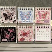 Resim 2026 Mini Masa Takvimi - 5 Kawaii Kepekli ve Kalp Desenli Çıkartmalı Pencere Tasarımı, İngilizce Yazılı Şubat'tan Aralık 2020 Aylığın Düzenlemeleri, çiçek & fiyonklu Pastel pembe&siyah Ay Planlayıcıs, Sevim Hediye (Doğum Gün/Noël Mezuniyet) işte kızlar genler örenciler üniversite odalar sosyal medya ofis masa örgütleyici ahır takvas 