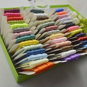 Resim 10 metre 3mm çift taraflı kalınlaştırılmış polyester kurdele, saç aksesuarları ve hediye süslemesi için 40 renkli dar kitap ayracı ipliği 