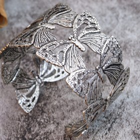 Resim 1 adet Bohemian Vintage Kelebek Kolu Bileklik Kadınlar Için, Gümüş Kaplama Demir Açık Bileklik, Moda Delikli Tasarım, Günlük Giyim ve Partiler için Çok Yönlü 