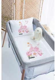 Resim Lilabio %100 Pamuk Saten İsme Özel İsimli 70x120 Park Yatak Nevresim Seti Kuğu 
