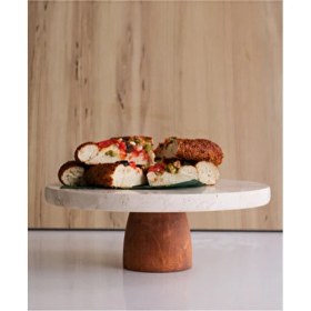 Resim Gemboss Doğal Mermer 28 cm Pasta Kek Standı , Ahşap Ayaklı Kek Standı,mermer Sunumluk, 2 cm Kalınlığında 