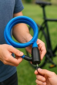 Resim Busstier Bisiklet Kilidi, 80 cm Uzunluk, 12 mm Kalınlık, Su Geçirmez PVC Kaplama, Çelik Gövdeli, Yedek Anahtarlı, Güvenlik Kilidi, Dış Mekan Kullanıma Uygun 
