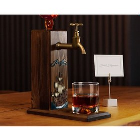 Resim Bk Gift Kişiye Özel Kabartma İsimli Tarihli Pirates Ship Tasarımlı Musluklu Ceviz Ahşap Şarap Standı-1, Viski Çeşmesi, Babaya Hediye, İçecek Dispenser 
