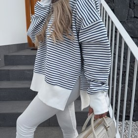 Resim Kadın Kapüşonlu Sweatshirt - Lacivert & Beyaz Yatay Çizgili, Orta Esneklikte Sonbahar/Kışlık Günlük ve Resmi Kıyafetler İçin Hoodie, Yan Yarık Tasarım, Dayanıklı Yapı, Şık Dış Giyim, Moda Kadın 