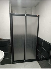Resim nokta duşakabin 145 Cm Teknesiz Plastik Camlı Siyah Profilli Duşakabin 