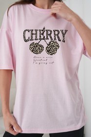 Resim caddekombin Kadın Leopar Desenli Cherry Baskılı Pembe Yuvarlak Yaka Tişört Siyah Jogger Eşofman Takımı 