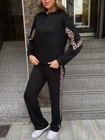 Resim Yaman Market Kadın Kapüşonlu Leopar Detay Sweat Ve Yüksek Bel Yanları Leopar Şeritli Bol Paça Pantolon Ikili Takım Siyah 