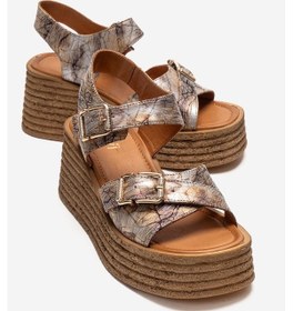 Resim Luvishoes Mırette Altın Desenli Hakiki Deri Kadın Dolgu Tabanlı Sandalet 