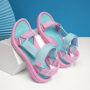 Resim NB0903 Kızlar için Yazlık Plaj Sandaletleri - Hafif Nefes Alabilir Yumuşak EVA Tabanlı ve Ayarlanabilir Kayışlı, Pastel Pembe & Açık Mavi Çizgili Tasarım, Günlük Dış Mekan Oyunları ve Plaj Gezintileri İçin Püskül Detaylı, Plaj Aksesuarları 
