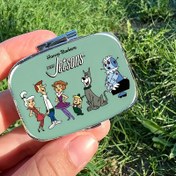 Resim Hanky Baken "Jetsonlar" Karikatür Temalı Taşınabilir Hap Kutusu 2 Bölme ile - Seyahat, Cep ve Cüzdan Boyutunda İlaç Düzenleyici - Hayranlar İçin Benzersiz Hediye Fikri 