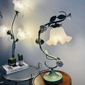 Resim Mat, çiçek temalı, lake metal ve plastik tabanlı, seramik gül aksanlı, düğme kontrolü, aşağı doğru aydınlatma yatak odası lambası, sanat gölge tasarımı, USB ile çalışan - Romantik ev dekorasyonu için el yapımı demir asma lamba ve dekoratif seramik güllerle geleneksel stil enerji tasarruflu masa lambası. 