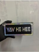 Resim Siyah Renk Üzeri Hologram Renk Yav He Hee Yazılı Vantuzlu Cam Süsü 
