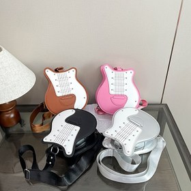Resim Kadınlar için Gitar Şeklinde Crossbody Çanta - Ayarlanabilir Askı & Fermuar Kapatma, Boyalı Minimalist Tasarım, Pembe/Siyah, Paskalya Geri Dönüş Hediyesi, Modern Aksesuar, Pürüzsüz Yüzey, Seyahat Esansiyelleri, Şık Aksesuar, Hafif Yapı, Kompakt El Çantası, Üniversite Öğrencileri 