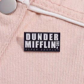 Resim Dunder Mifflin kağıt uçağı emaye broş rozeti, kıyafetlerde, çantalarda ve sırt çantalarında takılabilir takı süslemesi 