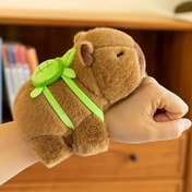 Resim Kapibara Peluş Oyuncak, Çıngırak Bileklik ile Şirin - Yumuşak Dolgulu Hayvan Bebek, Yeşil Tulum ve Havuç Detayı, Koleksiyoncular ve Hayvan Severler için Mükemmel 