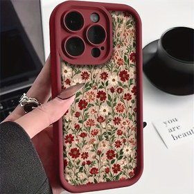 Resim Taze ve canlı kırmızı çiçek desenli bir telefon kılıfı. 11'den 16'ya kadar iPhone modelleriyle uyumlu. 