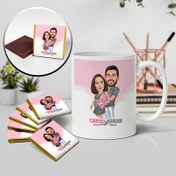 Resim Bebek Bekleyen Çiftler Karikatürlü Kupa ve Çikolata 