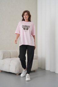 Resim caddekombin Kadın Leopar Desenli Cherry Baskılı Pembe Yuvarlak Yaka Tişört Siyah Jogger Eşofman Takımı 