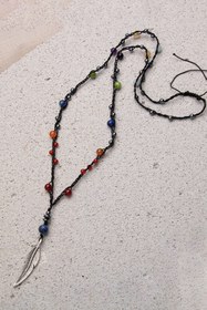 Resim ÇAKRA DOĞAL TAŞ KUŞ TÜYÜ DETAYLI DOĞAL TAŞLI BOHEM UZUN ÇAKRA KOLYE SİYAH İP ÖRGÜLÜ-80CM 