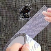 Resim Evler ve yurtlar gibi birçok yerde kullanıma uygun, isteğe bağlı olarak kesilebilir, sivrisineklerin uçuşmasını etkili bir şekilde önleyen kendinden yapışkanlı ağ yama bantından oluşan 1 rulo 4.98 cm / 78.7 inç sivrisinek geçirmez pencere ekranı tamir bandı 