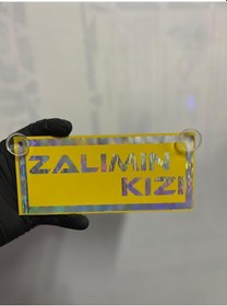 Resim Sarı Renk Üzeri Hologram Renk Zalımın Kızı Yazılı Vantuzlu Cam Süsü 