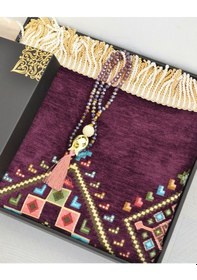 Resim Hediyelik Seccade Tesbih Seti Kilim Desenli Kadife Astarlı Seccade, Kristal Tesbih Ve Özel Kutulu Lüks Hediye Seti Mor 