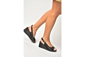 Resim Fox Shoes Y555344003 Siyah Hakiki Deri Dolgu Tabanlı Kadın Sandalet 